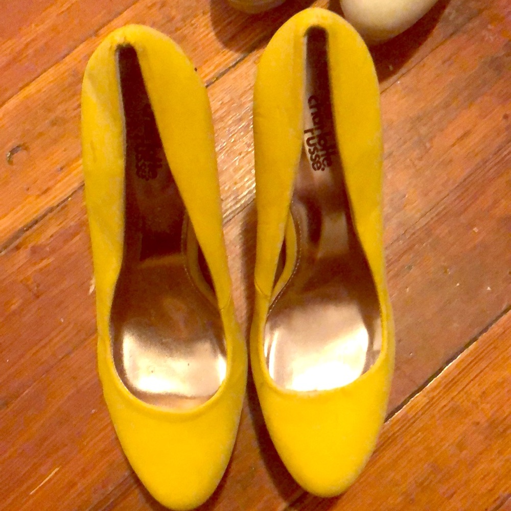 Yellow pumps
